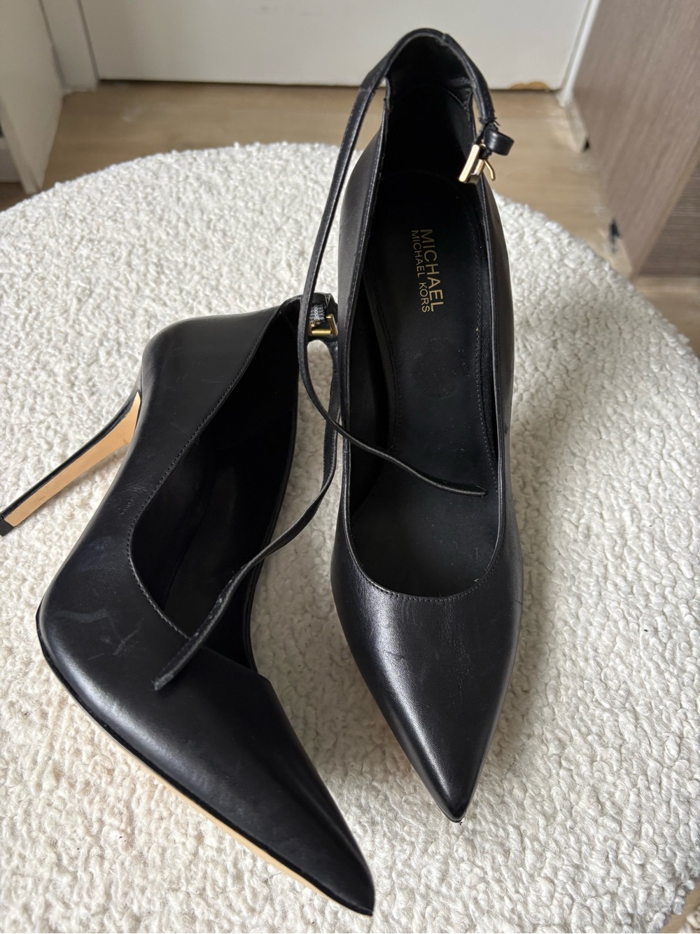 🔥🔥 100% Authentic MICHAEL KORS
Leather Pumps In Black/Size 8.5🔥🔥 - Picture 7 of 8